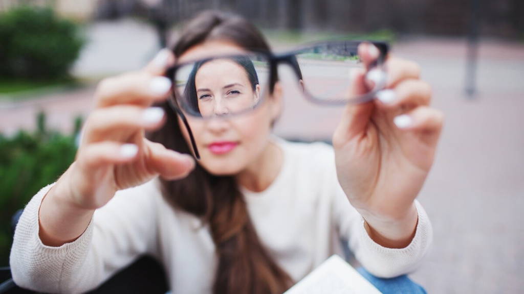 Maculadegeneratie vrouw met bril