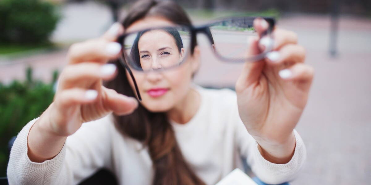 Maculadegeneratie vrouw met bril