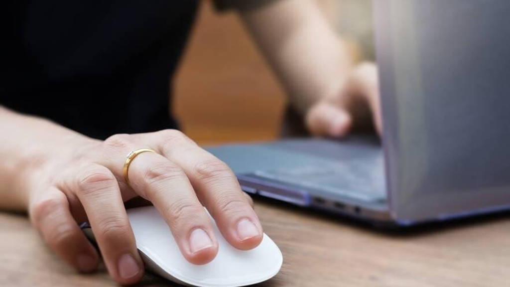 Hand-vrouw-laptop-zoeken