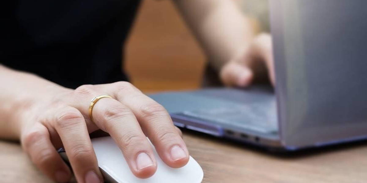 Hand-vrouw-laptop-zoeken