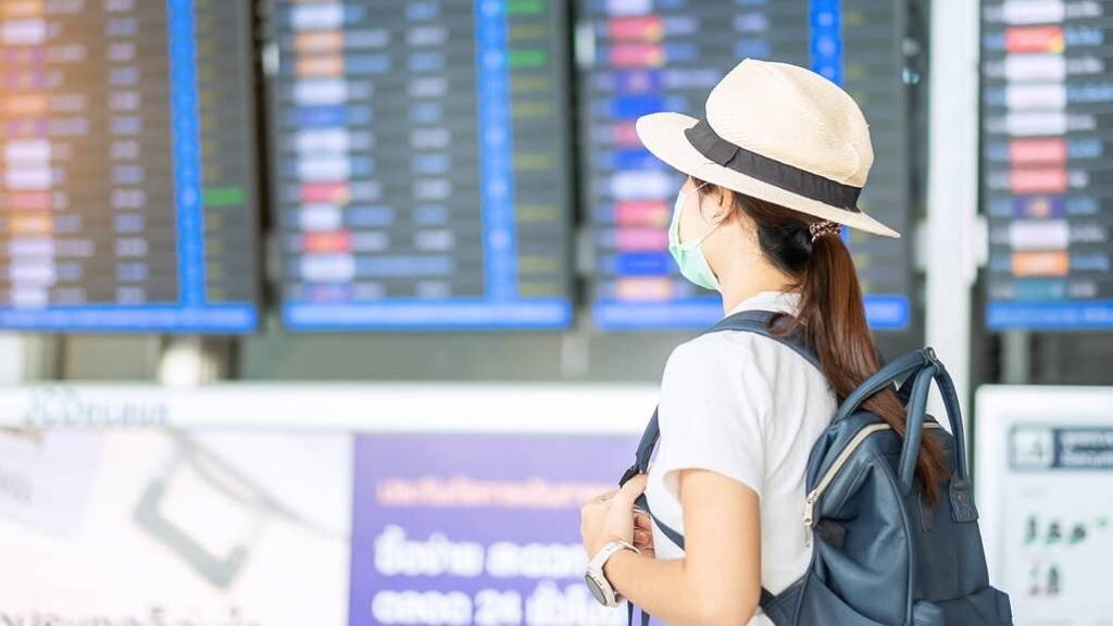 Vrouw-corona-reizen-luchthaven