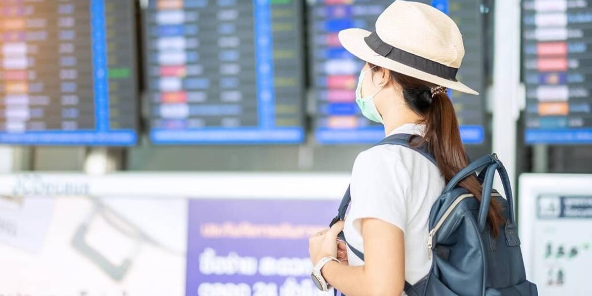 Vrouw-corona-reizen-luchthaven