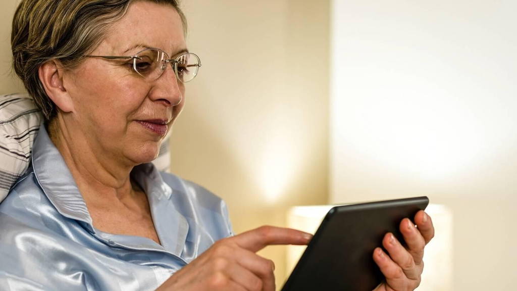 ICTH-dame-bed-tablet-1450