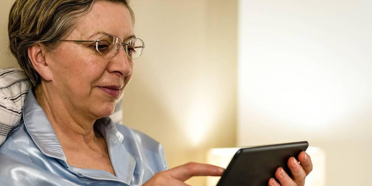 ICTH-dame-bed-tablet-1450