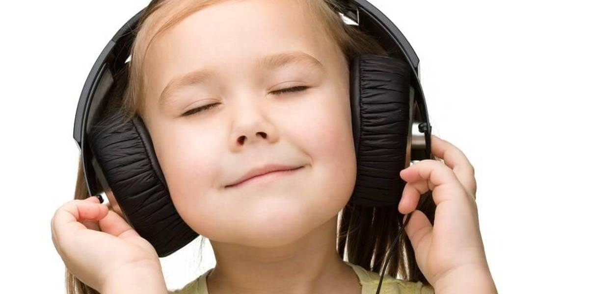 Kind_met_koptelefoon