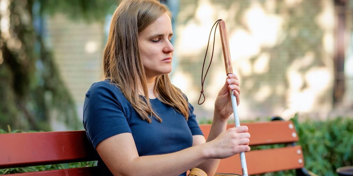 Slechtziende vrouw met geleidestok