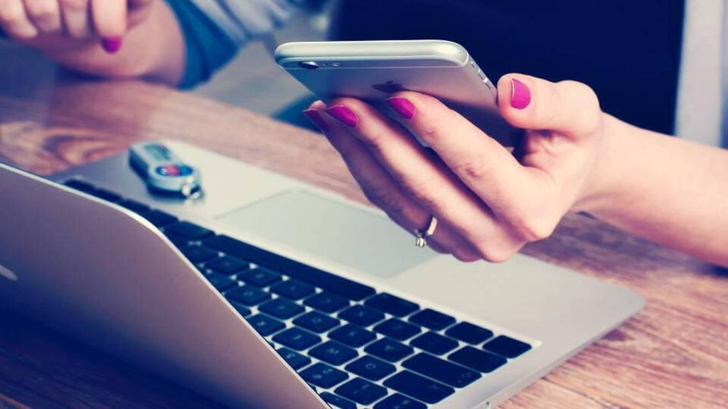 medmij-teelfoon-laptop-vrouw