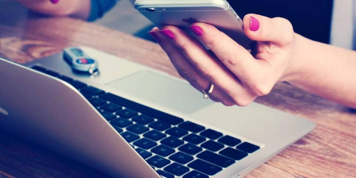 medmij-teelfoon-laptop-vrouw