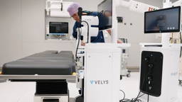 Gelderse Vallei plaatst halve knieprothese met Velys-robot