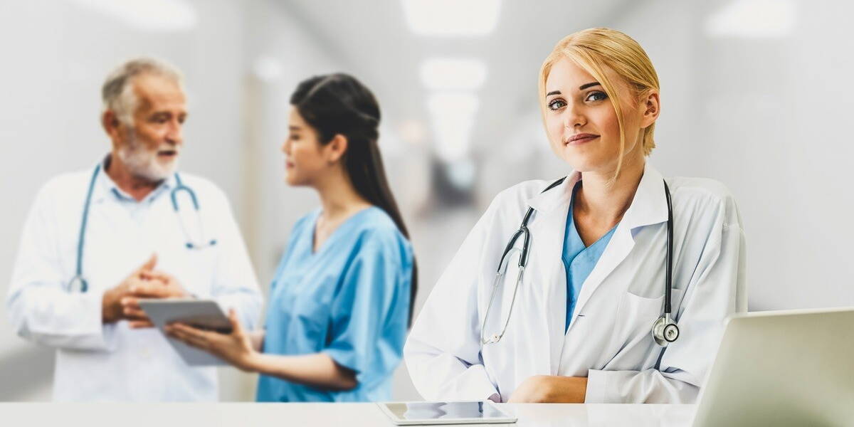 Artsen werken in ziekenhuis digitaal