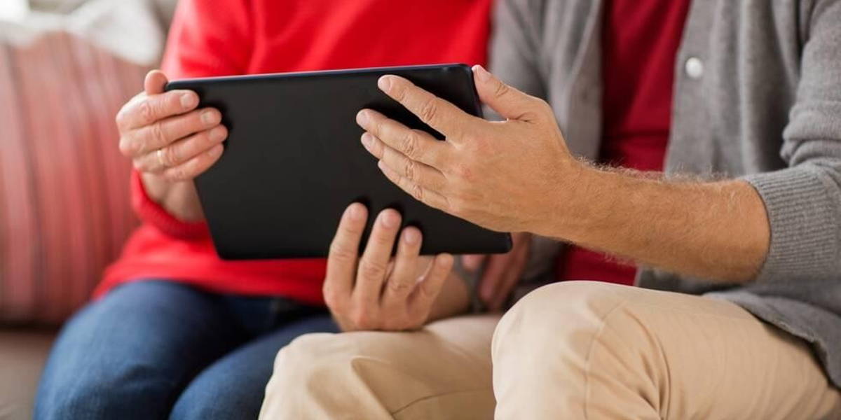 oud-man-vrouw-tablet