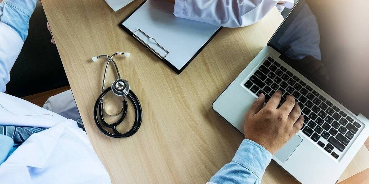 Doktor-tafel-laptop-tablet-data.2