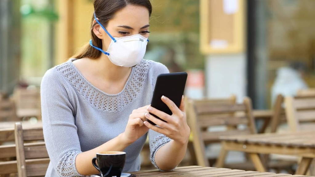 Corona-App-vrouw-terras