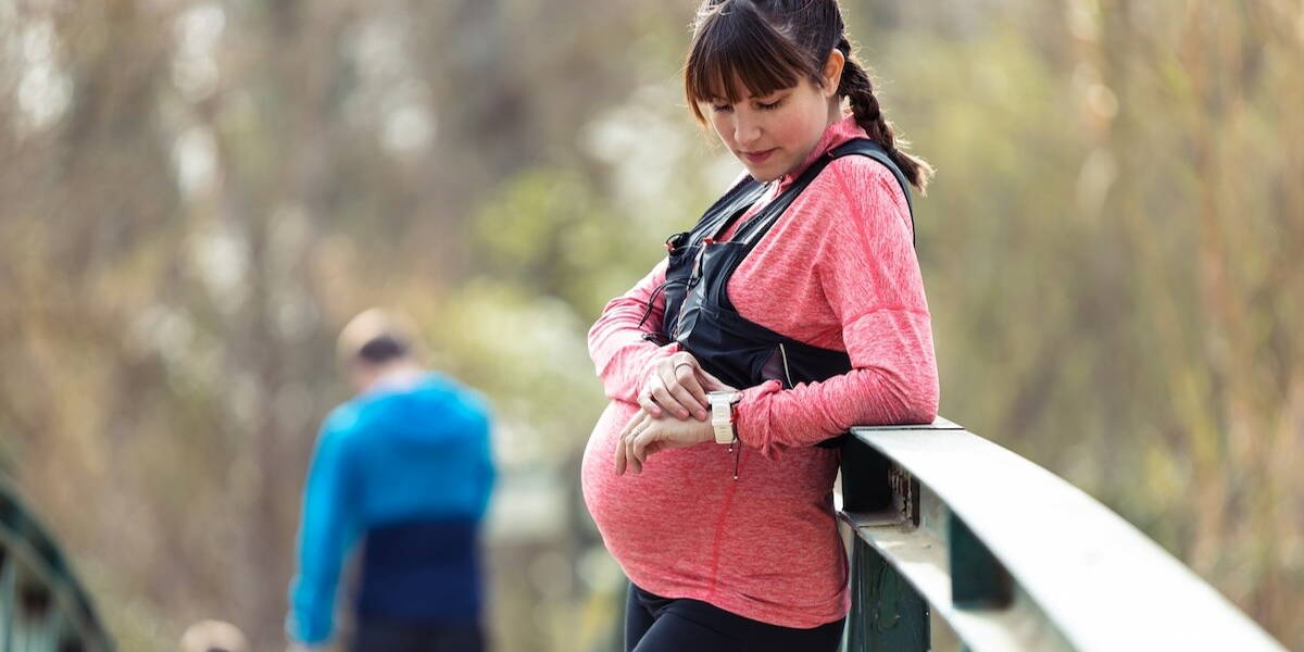 Zwangere vrouw controleert smart watch