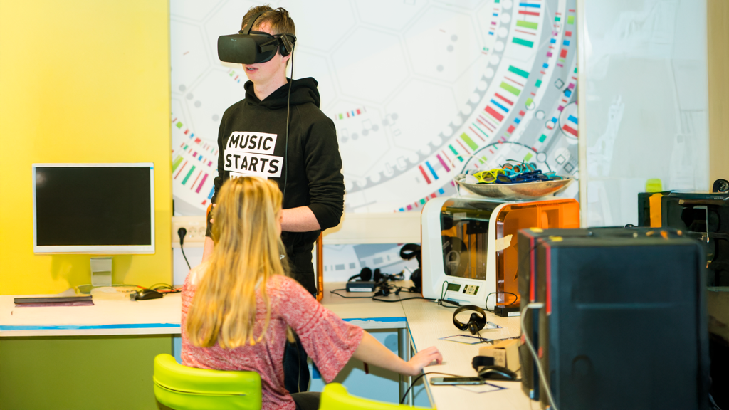 Lab21 versterkt aandacht voor  digivaardigheden in (zorg)onderwijs