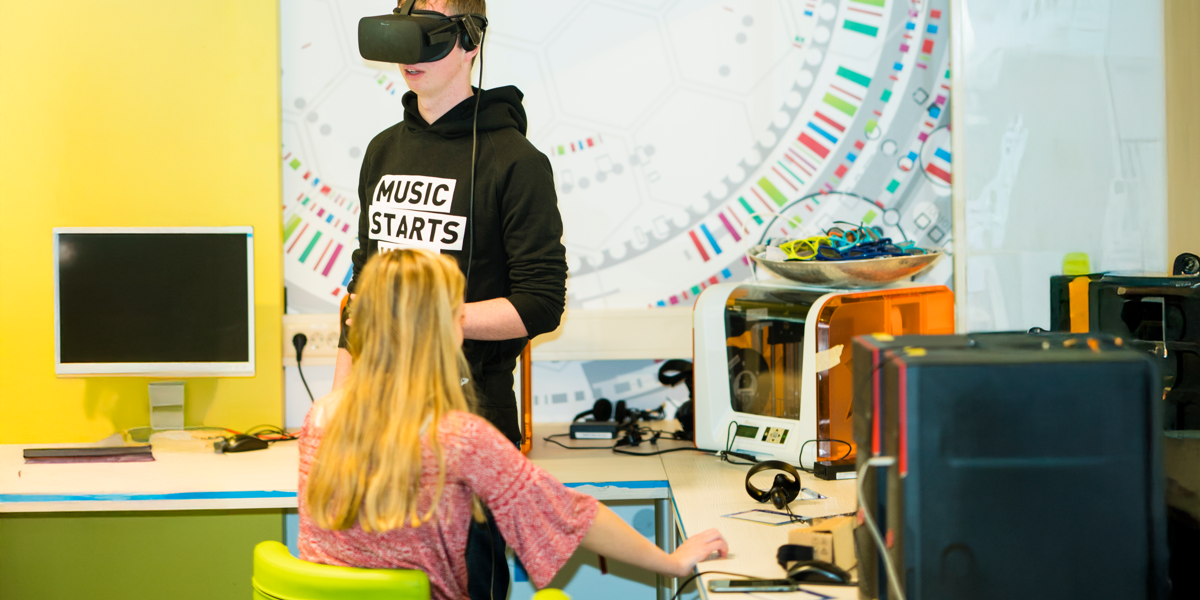 Lab21 versterkt aandacht voor  digivaardigheden in (zorg)onderwijs