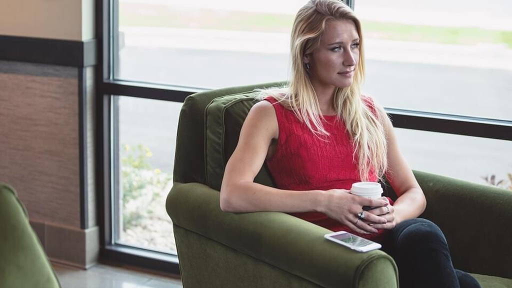 Vrouw-smartphone-zitten