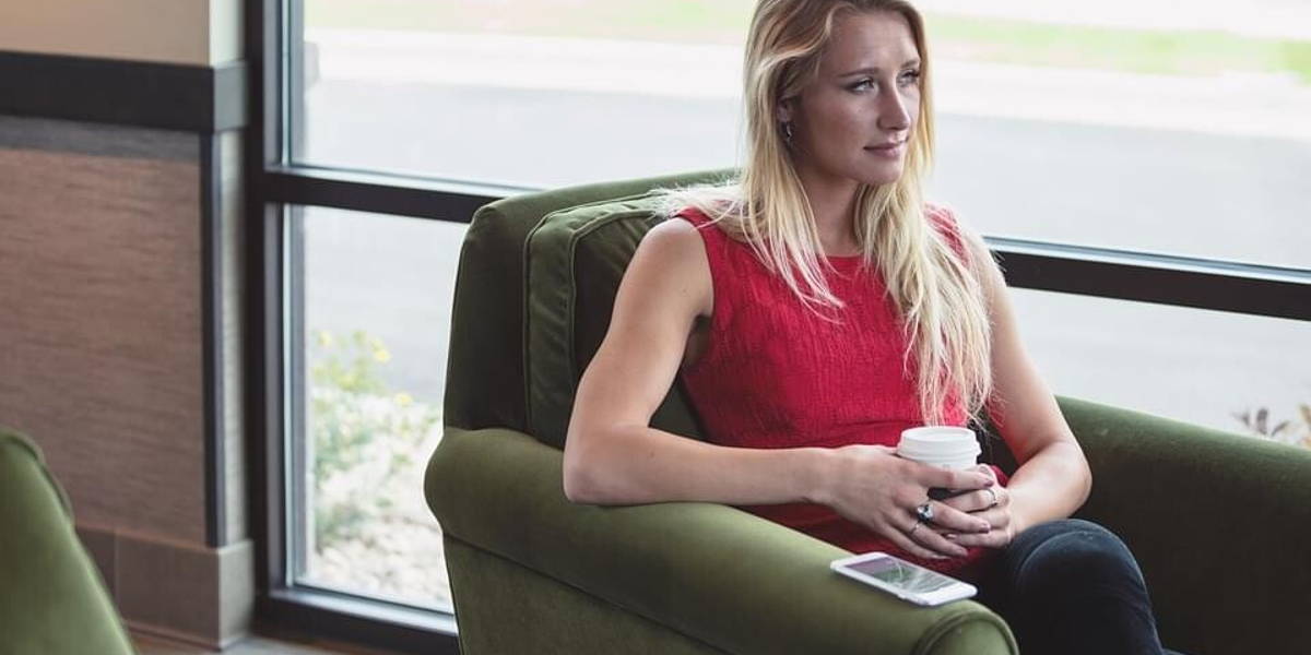 Vrouw-smartphone-zitten