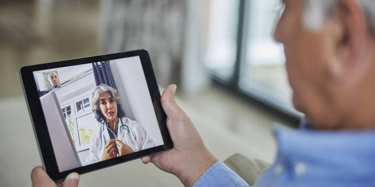 Arts-patient-tablet-telezorg-beeldbellen