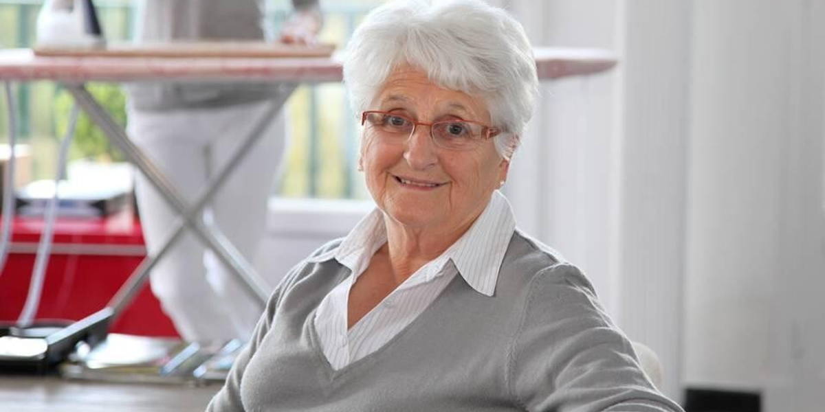 Vrouw-oud-senior-hulp-thuis