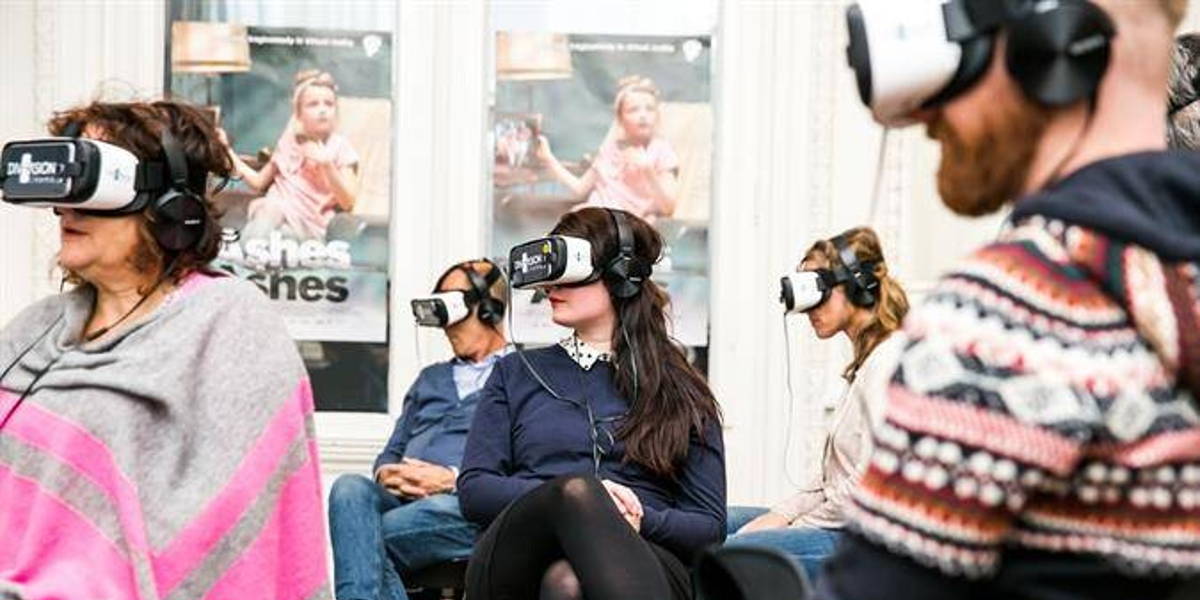 group-of-people-with-vr