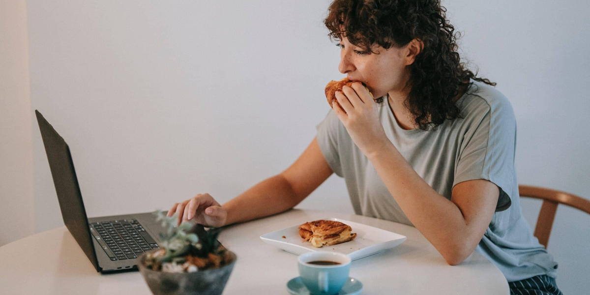 vrouw-laptop-pgo-scaled