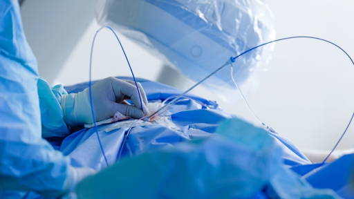 AI-gestuurde microrobots navigeren door bloedvaten