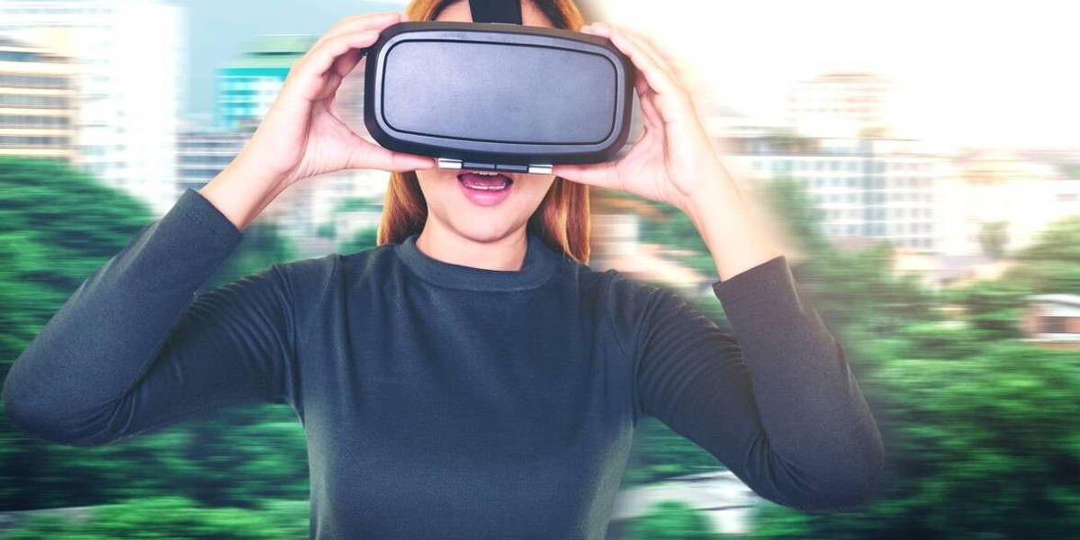 VR-immersive-reality-vrouw-VR-bril