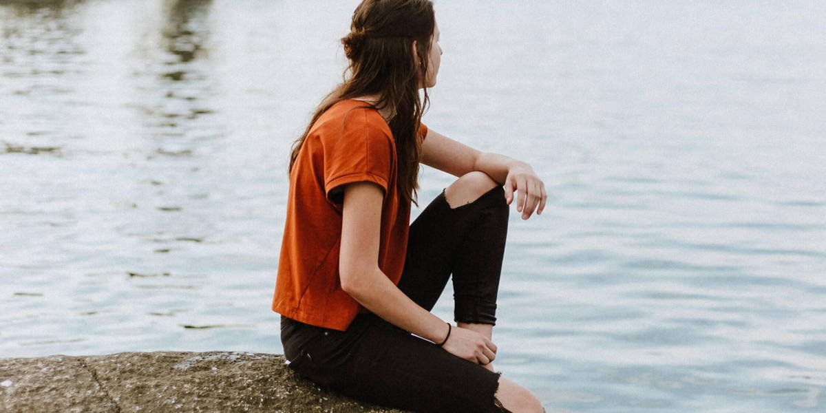 vrouw-denken-oranje-shirt-water-scaled