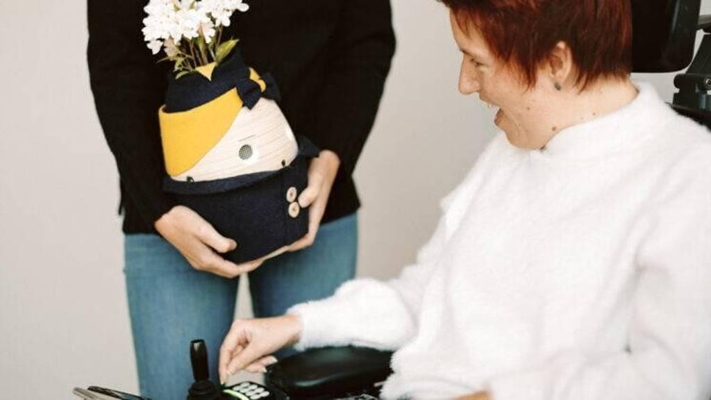 Zorgrobots verbeteren met echte mensen in langdurende zorg