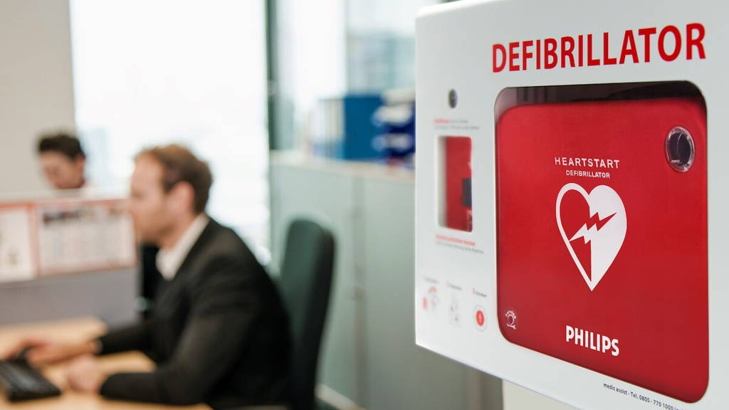 Rode defibrillator van Philips in een kantooromgeving