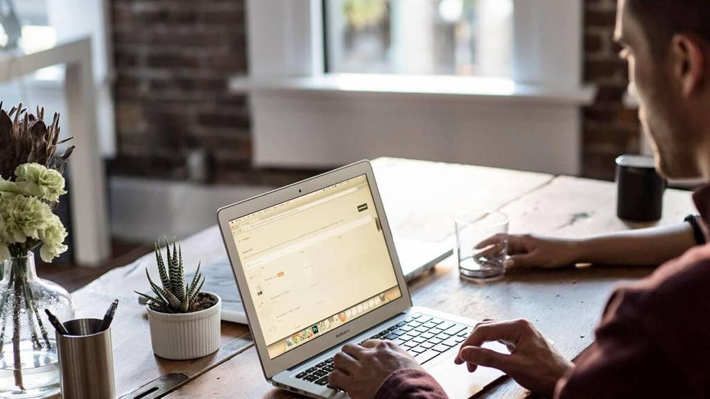 ICTH-PatientPortaal-Man-aan-tafel_edited