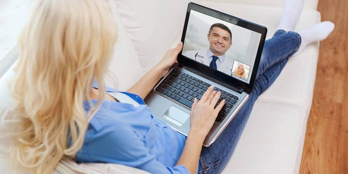 patient-vrouw-thuis-huisarts-arts-videobellen