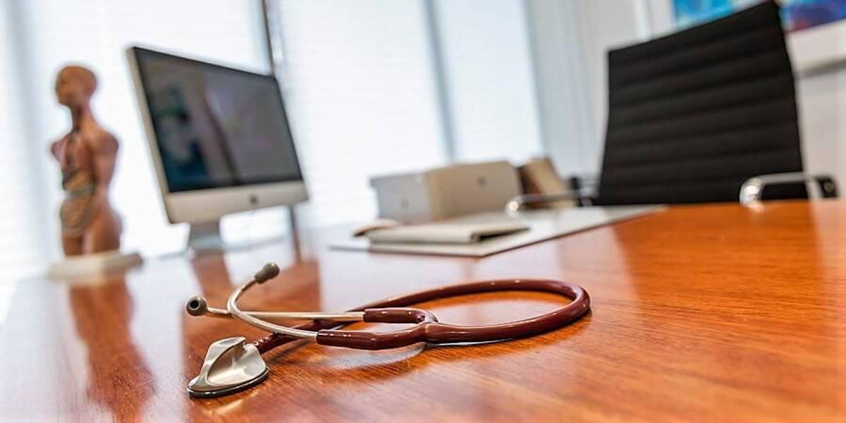 Huisarts-tafel-computer-stethoscoop