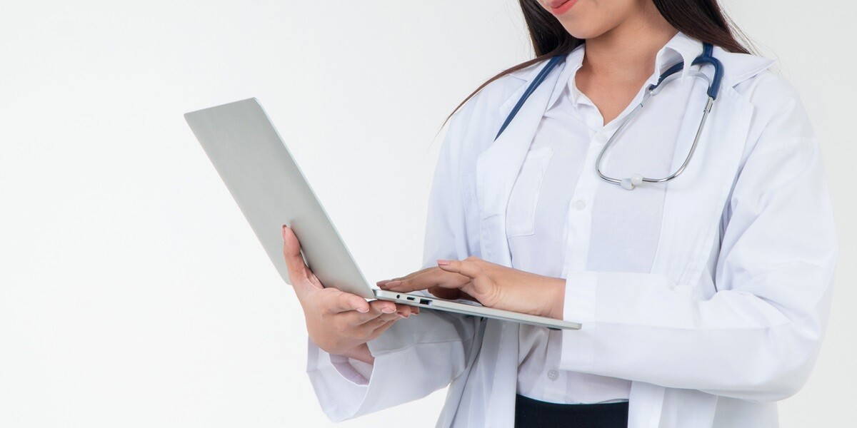 Arts op laptop zoekt Api's