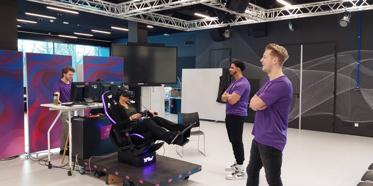 Spelenderwijze revalideren met simulatiestoel en VR-bril