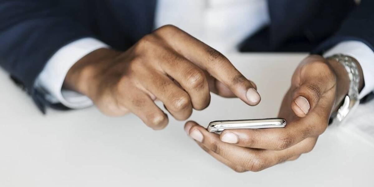 20-3-2-18-smartphone-gebruiker