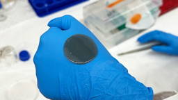 Slim verband kan wonden tegelijk monitoren en behandelen