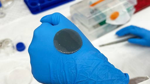 Slim verband kan wonden tegelijk monitoren en behandelen