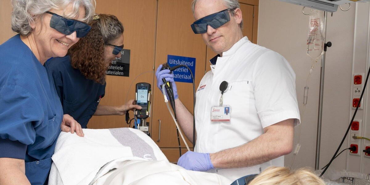 Zorgteam voert laserbehandeling uit bij patiënt