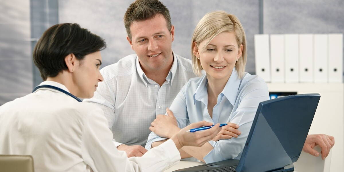 Patient en dokter bekijken medische gegevens