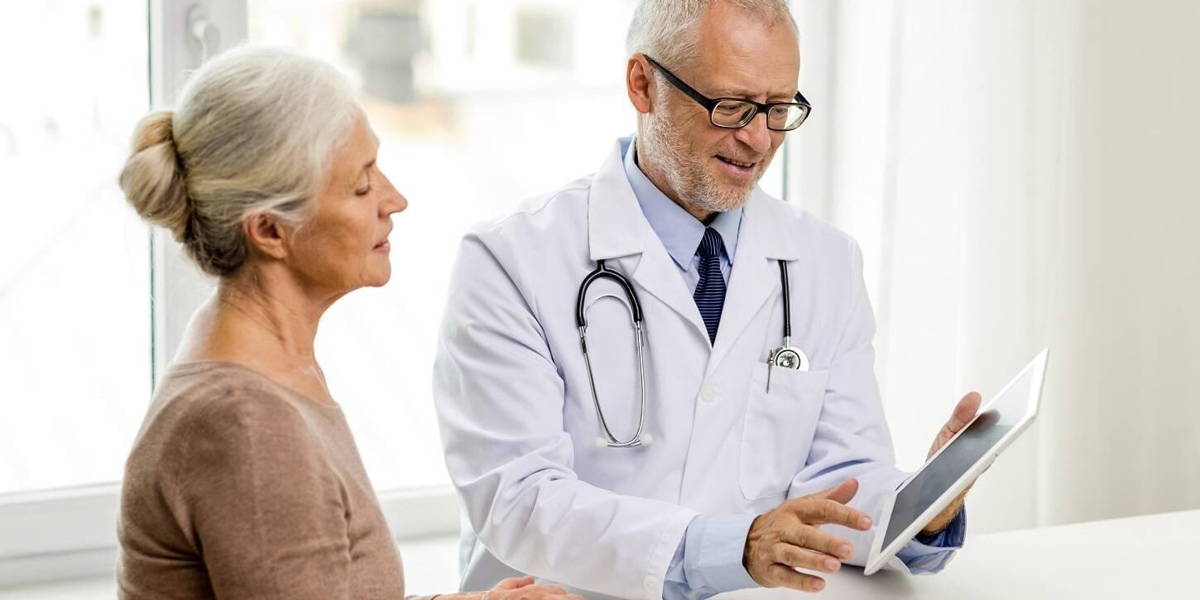 dokter-vrouw-patient-tablet-bureau-1450