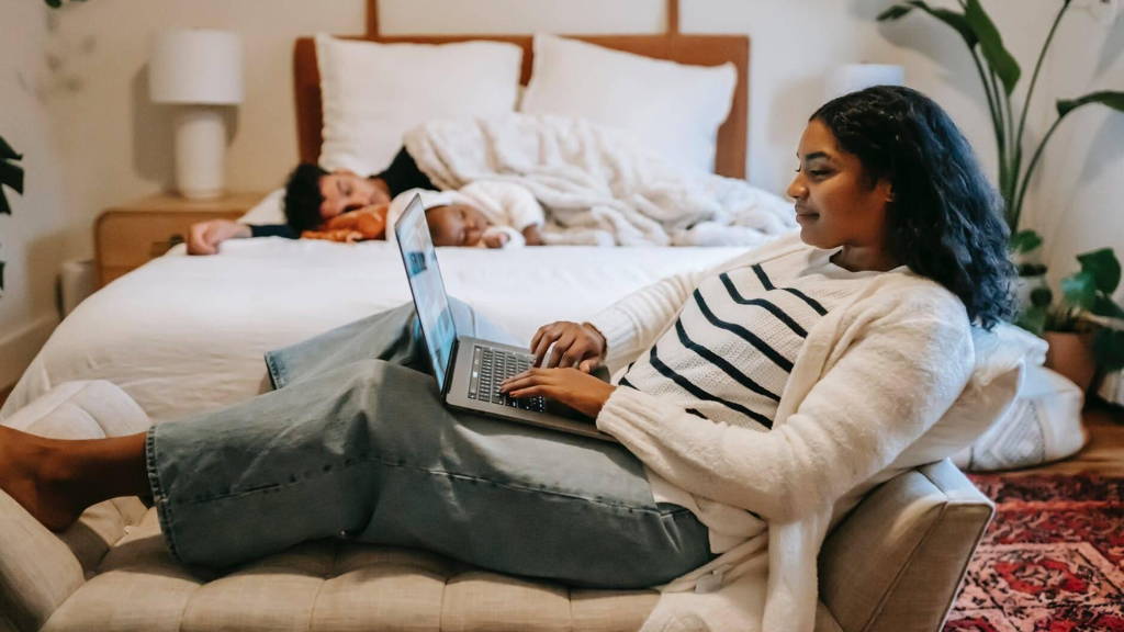 vrouw-laptop-zoeken-bed