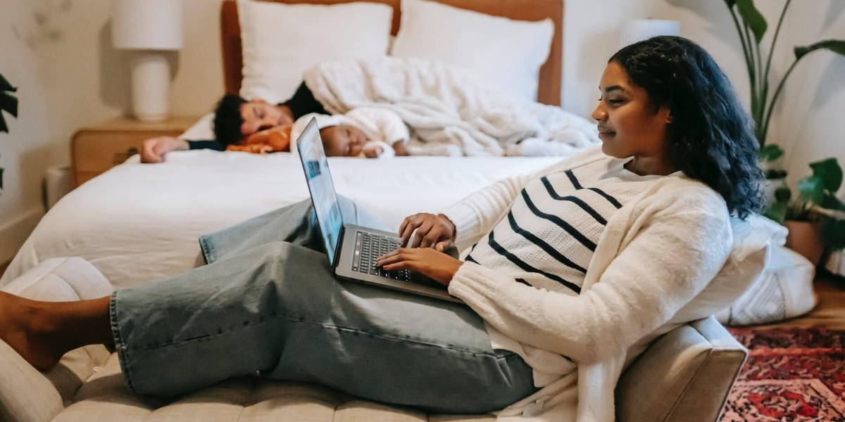 vrouw-laptop-zoeken-bed