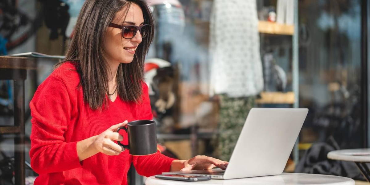 hackathon-vrouw-buiten-videovergadering