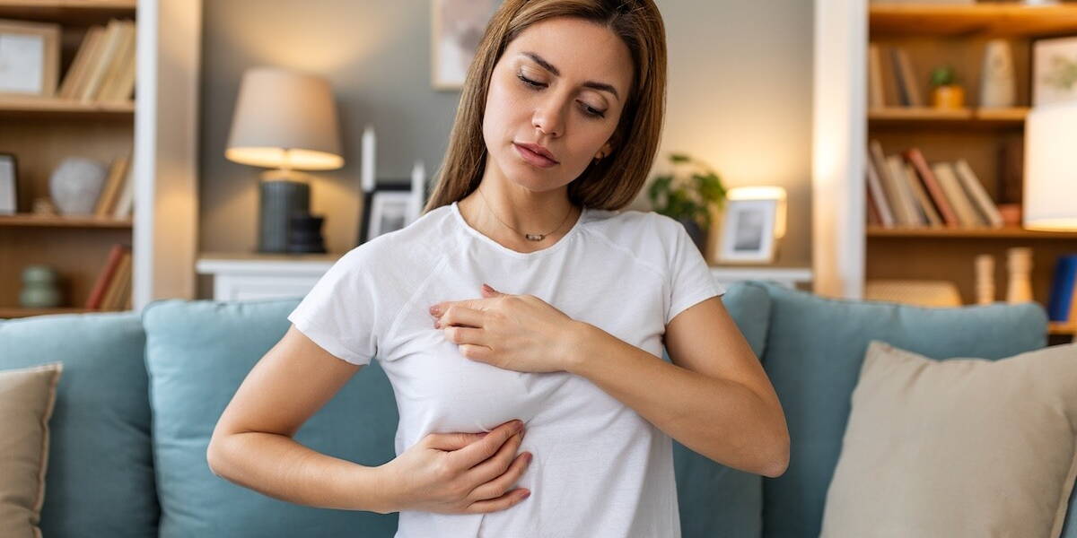 Vrouw onderzoekt of ze knobbels bij borst heeft
