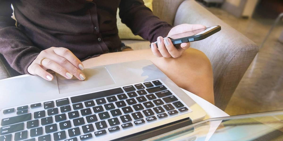 website_online_vrouw_laptop_smartphone